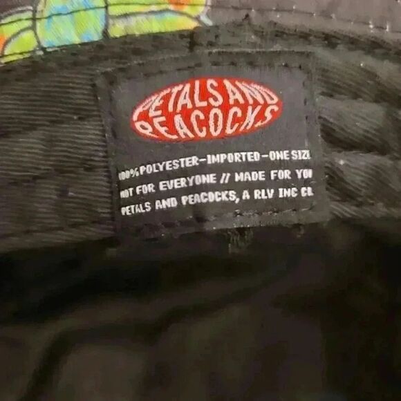 Petals & Peacocks Women's Black w Daisies & Peacocks Print Poly Bucket Hat - Picture 8 of 8